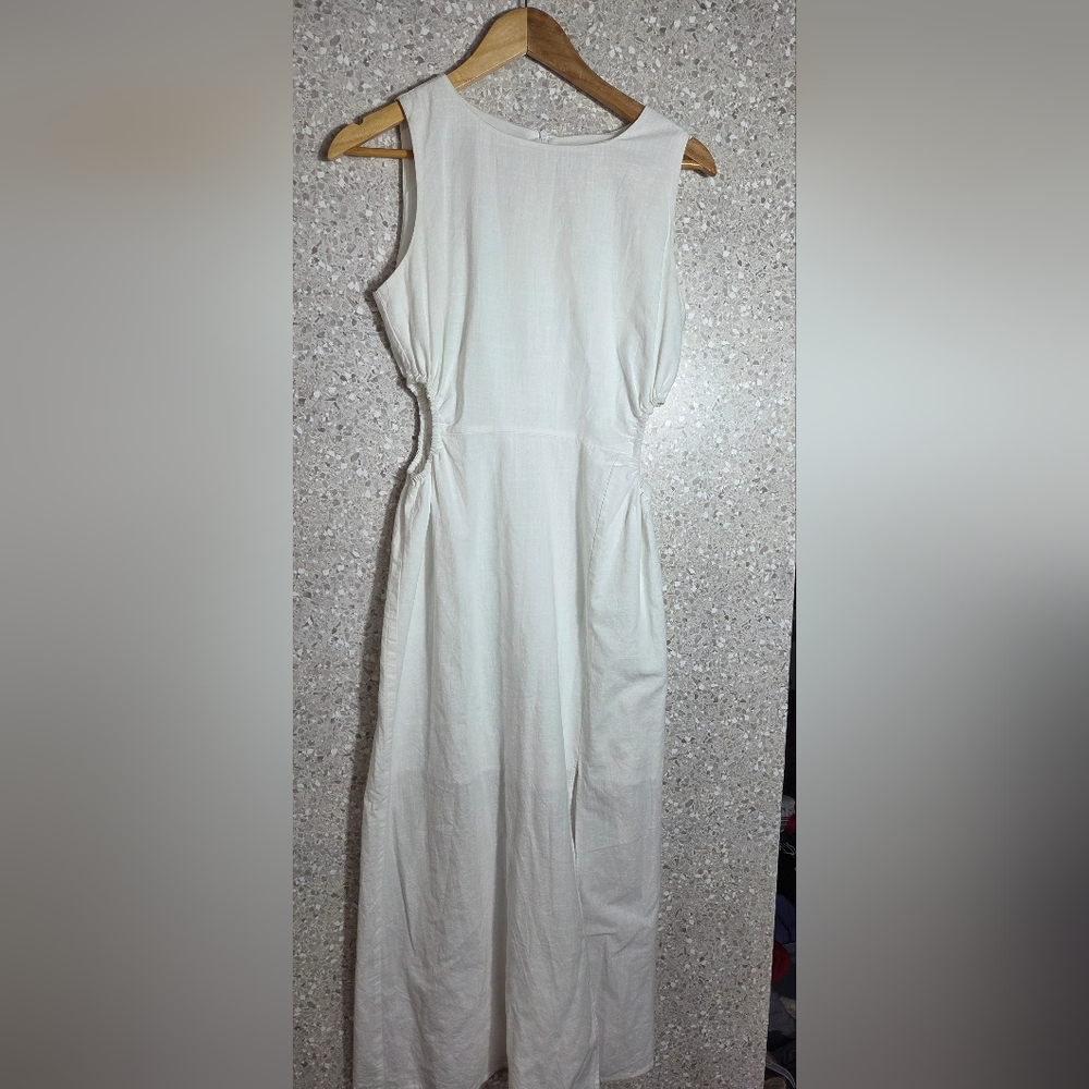 Elegant White Sleeveless Dress